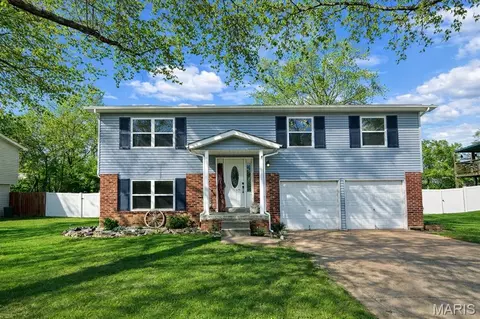 8 Creekwood Dr, Saint Peters, MO 63376