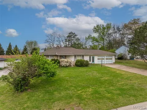 107 Lock Dr, Ballwin, MO 63011
