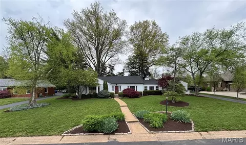 9053 Saranac Dr, Richmond Heights, MO 63117