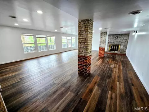 Living - 2009 Crescent Dr, Hannibal, MO 63401 photo 6 of 6