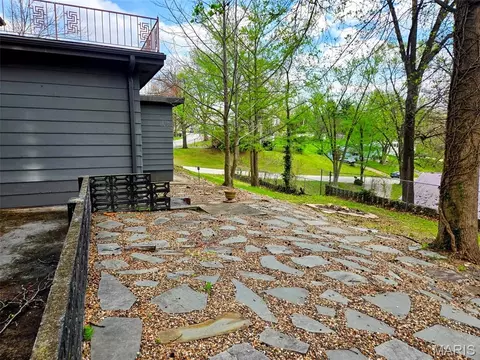 Exterior - 2009 Crescent Dr, Hannibal, MO 63401 photo 7 of 11