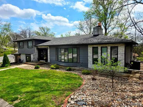 Exterior - 2009 Crescent Dr, Hannibal, MO 63401 photo 2 of 11