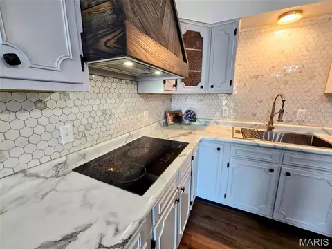 Kitchen - 2009 Crescent Dr, Hannibal, MO 63401 photo 3 of 4