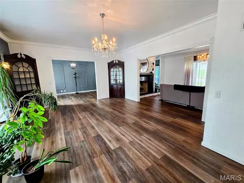 Living - 2009 Crescent Dr, Hannibal, MO 63401 photo 3 of 6