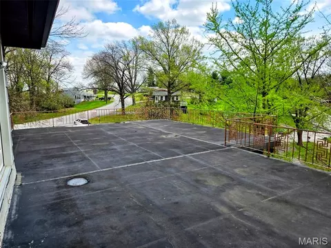 Exterior - 2009 Crescent Dr, Hannibal, MO 63401 photo 4 of 11