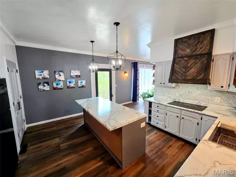 Kitchen - 2009 Crescent Dr, Hannibal, MO 63401 photo 2 of 4