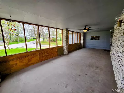 Exterior - 2009 Crescent Dr, Hannibal, MO 63401 photo 3 of 11
