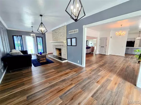 Living - 2009 Crescent Dr, Hannibal, MO 63401 photo 2 of 6