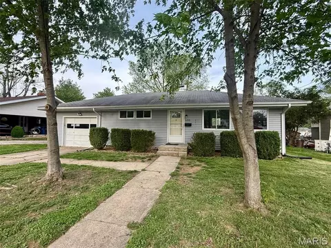 600 Killarney Dr, Greenville, IL 62246