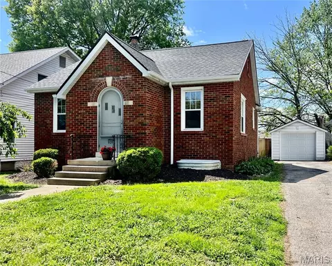 929 S 5th St, Belleville, IL 62220