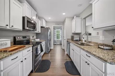 Kitchen - 191 Ridgeview Dr, Saint Robert, MO 65584 photo 2 of 3
