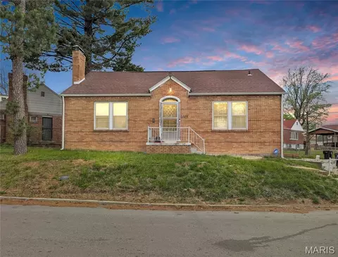 4401 Charlie Dooley Dr, Saint Louis, MO 63121