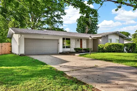 3255 Classic Dr, Florissant, MO 63033