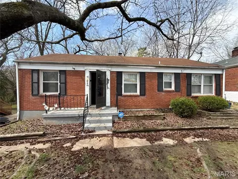 10193 Green Valley Dr, Saint Louis, MO 63136