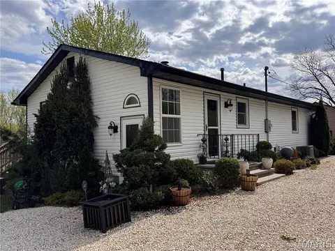 415 S 11th St, Louisiana, MO 63353