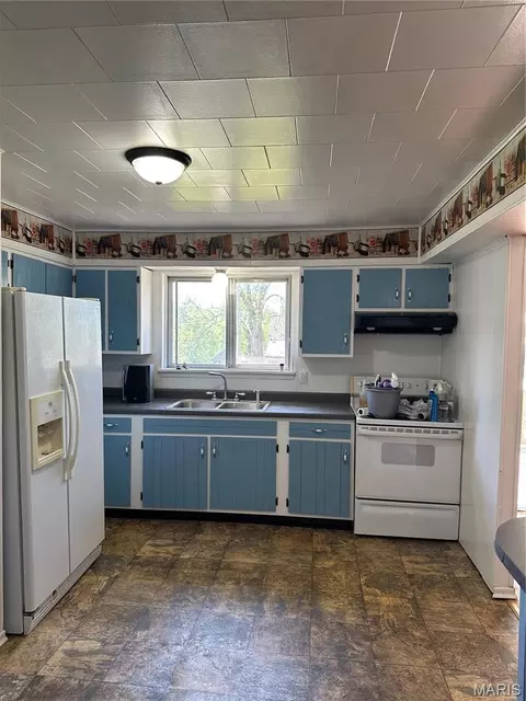 Kitchen - 403 E 2nd St, Salem, MO 65560 photo 4 of 5