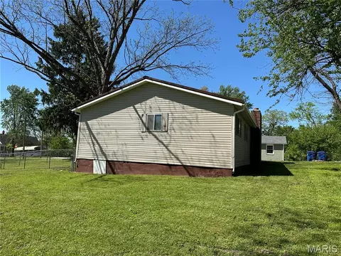 Exterior - 403 E 2nd St, Salem, MO 65560 photo 11 of 17