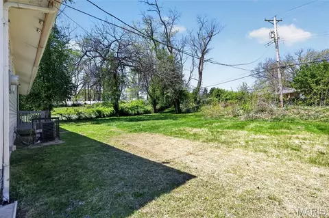 Exterior - 117 Bayview Dr, Ferguson, MO 63135 photo 3 of 7