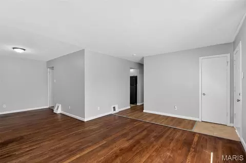 Living - 117 Bayview Dr, Ferguson, MO 63135 photo 4 of 5