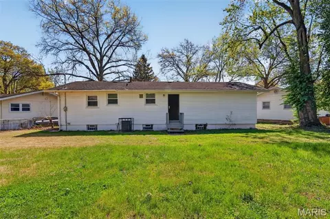 Exterior - 117 Bayview Dr, Ferguson, MO 63135 photo 4 of 7
