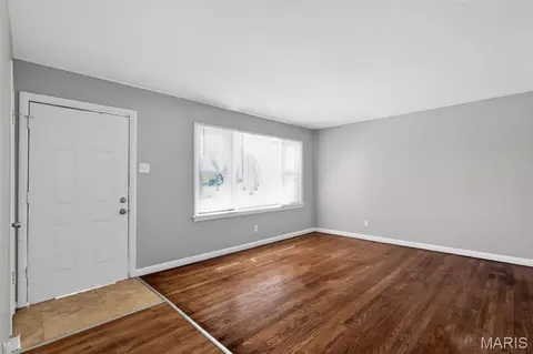 Living - 117 Bayview Dr, Ferguson, MO 63135 photo 3 of 5