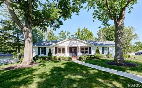 309 Providence Rd, Ballwin, MO 63011