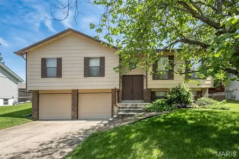 4216 Elkhart Lake Rd, Saint Charles, MO 63304