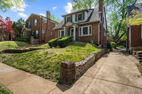 7232 Northmoor Dr, Saint Louis, MO 63105