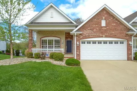 5004 Castlegate Ln, Godfrey, IL 62035