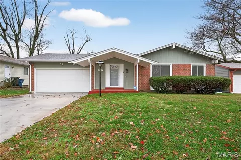 2560 Woodsage Dr, Florissant, MO 63033