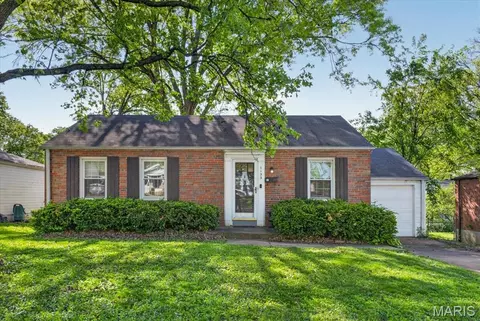 1133 N Geyer Rd, Kirkwood, MO 63122