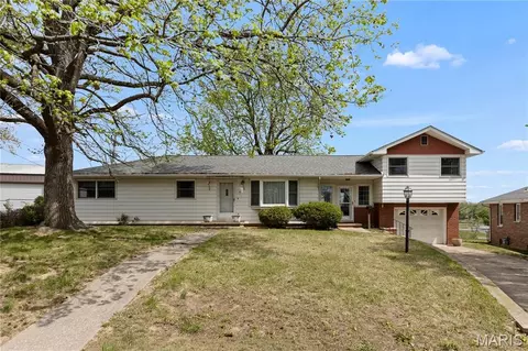 15 Holly Hill Dr, Alton, IL 62002