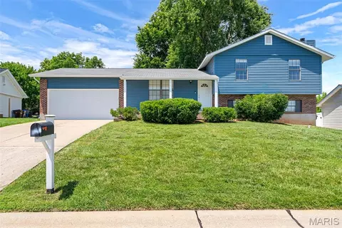 4 Voyager Dr, Saint Peters, MO 63376