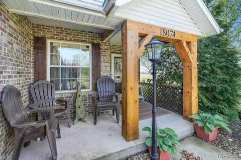18074 W Oxford Rd, Staunton, IL 62088