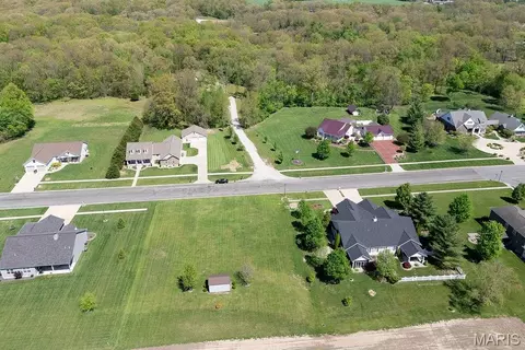 18074 W Oxford Rd, Staunton, IL 62088
