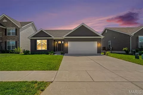 906 Palisades Cir, Saint Charles, MO 63301
