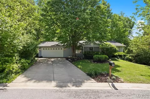 124 Christine Dr, Belleville, IL 62221