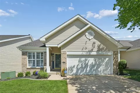 806 Whispering Village Cir, Ballwin, MO 63021