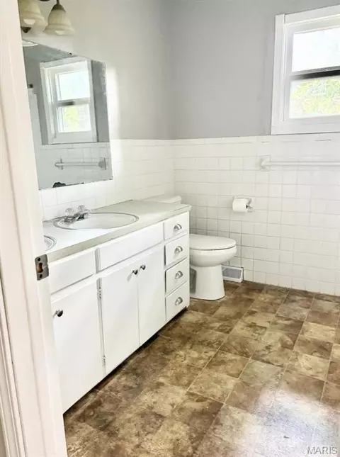 Bath - 1006 M- East 10th St, Mountain Grove, MO 65711 photo 3 of 4