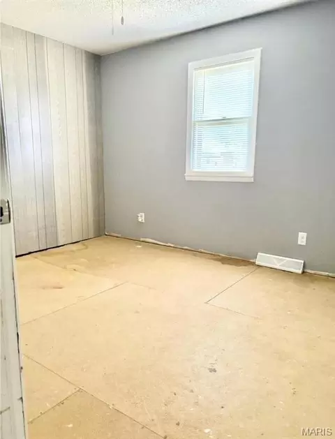 Bedroom - 1006 M- East 10th St, Mountain Grove, MO 65711 photo 3 of 4