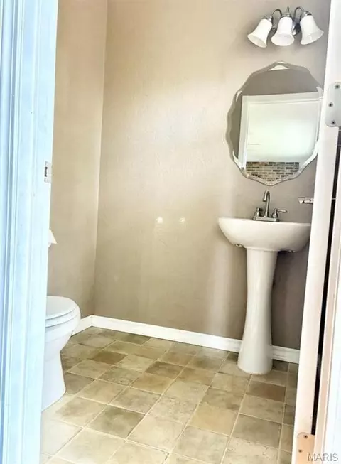 Bath - 1006 M- East 10th St, Mountain Grove, MO 65711 photo 1 of 4