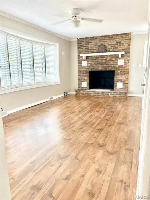 Living - 1006 M- East 10th St, Mountain Grove, MO 65711 photo 3 of 4
