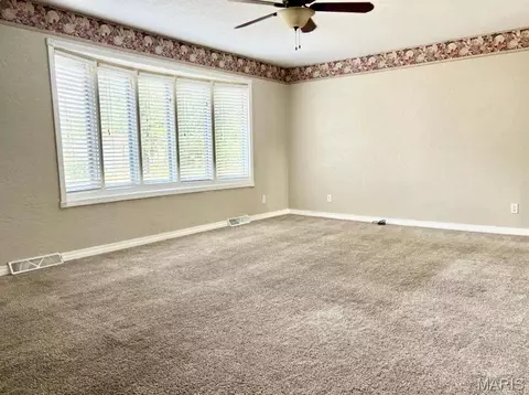 Living - 1006 M- East 10th St, Mountain Grove, MO 65711 photo 2 of 4