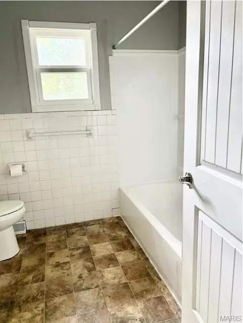 Bath - 1006 M- East 10th St, Mountain Grove, MO 65711 photo 4 of 4