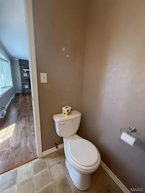 Bath - 1006 M- East 10th St, Mountain Grove, MO 65711 photo 2 of 4