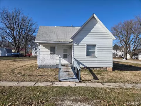 213 E Page St, Vandalia, MO 63382