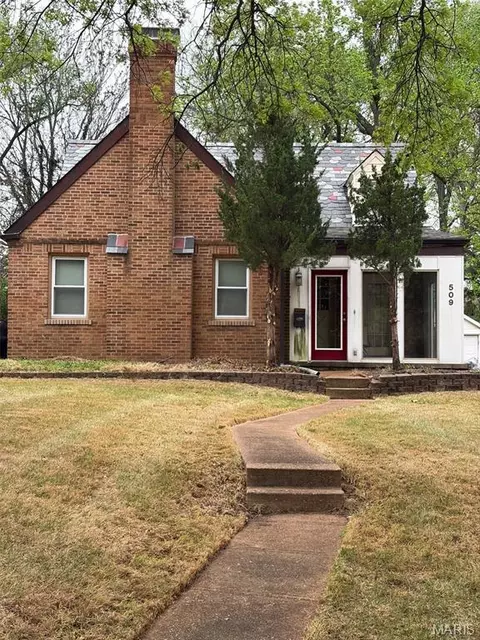 509 Country Club Dr, Pasadena Park, MO 63121