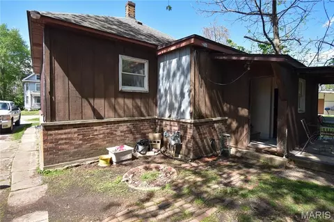 Exterior - 418 Elm St, Gillespie, IL 62033 photo 3 of 4