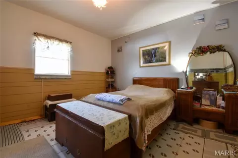 Bedroom - 418 Elm St, Gillespie, IL 62033 photo 3 of 3