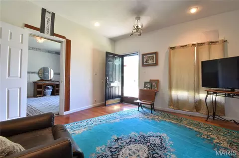 Entry Way - 418 Elm St, Gillespie, IL 62033 photo 1 of 2